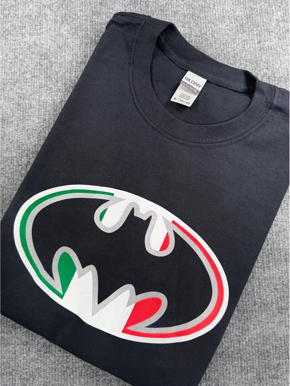 Gildan Ultra Cotton XL Black T-Shirt Batman Graphic Logo in Italian Flag Colors